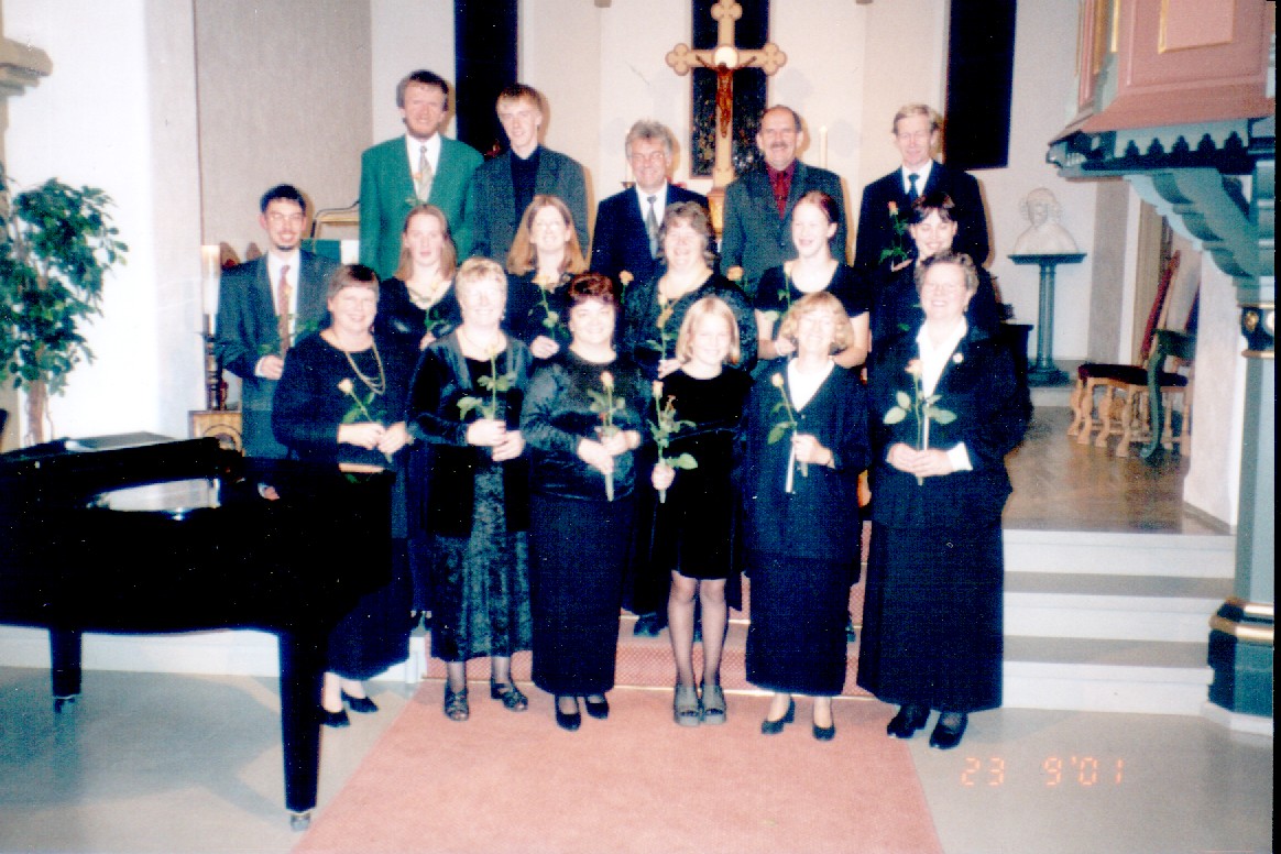 Hola chamber choir before England trip September 2001/Holla Kammerkor fr avreise til England sept. 2001.